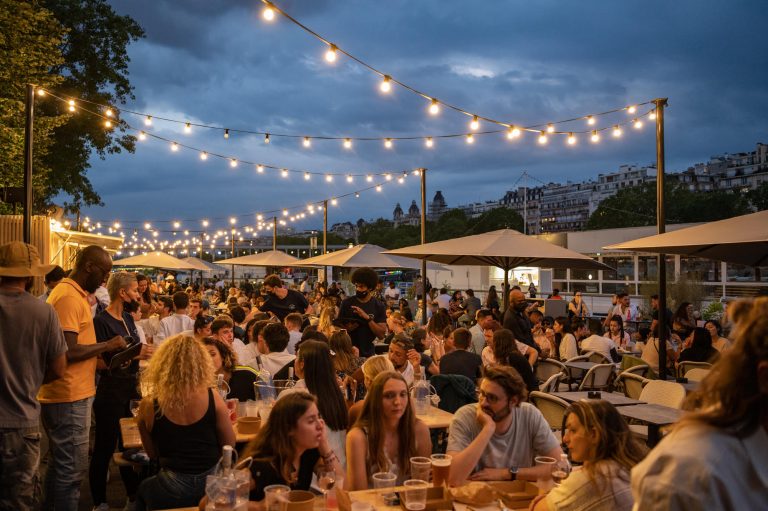 Ouverture de bars sur quai de seine en face le Tour eiffeil Le bal de